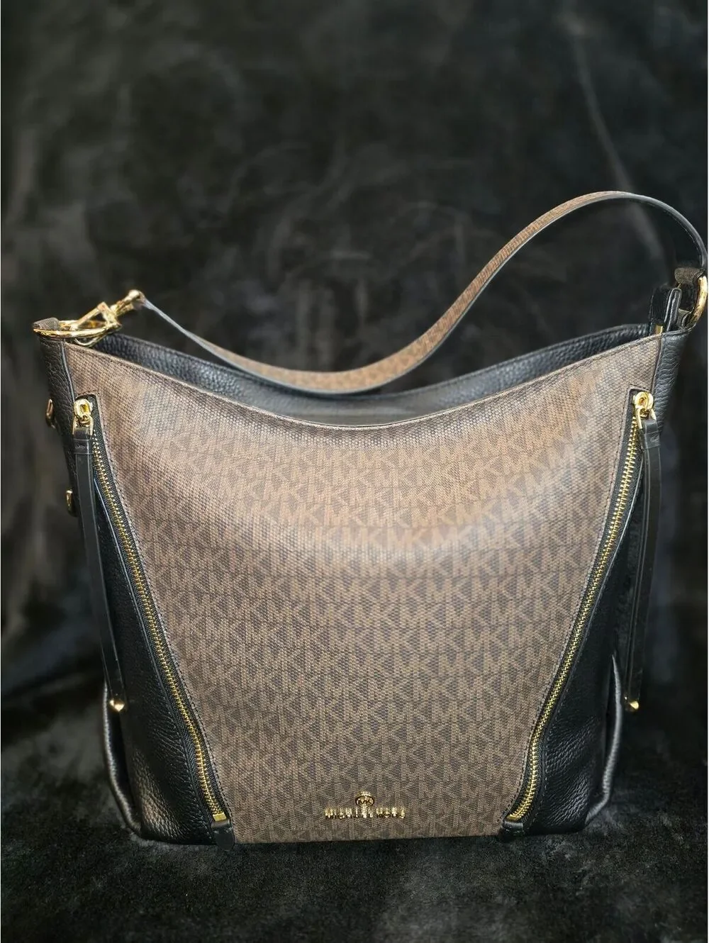 56. NWOT Michael Kors Brooklyn Large Monogram-Print Hobo